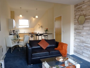 House | Living room | 32-inch flat-screen TV with digital channels, TV