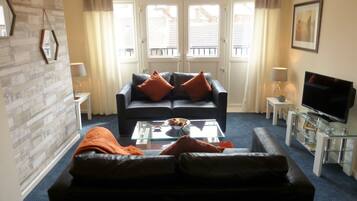 House | Living room | 32-inch flat-screen TV with digital channels, TV