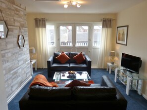 Ferienhaus | Wohnzimmer | 32-Zoll-Flachbildfernseher mit Digitalempfang, Fernseher