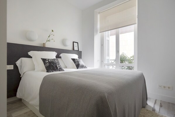 2 عدّة غرف نوم ومكواة/لوح كي وواي فاي مجانًا وملاءات أسرّة