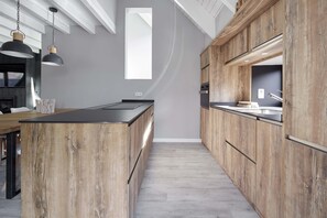 Een koelkast, een microgolfoven, een oven, een vaatwasser