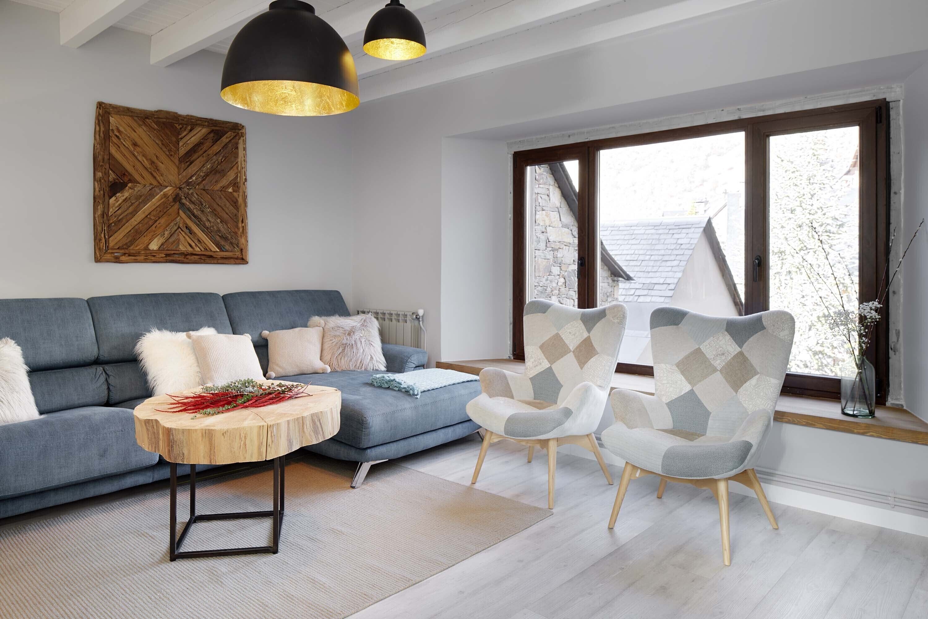 Una televisión, una chimenea