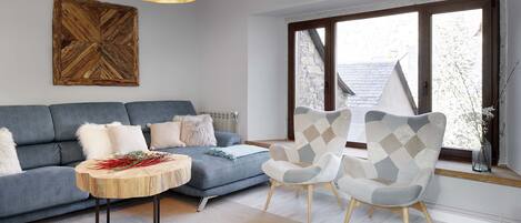 Una televisión, una chimenea