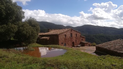 Traditionelles Bauernhaus aus dem 14. Jahrhundert im Naturpark Montseny