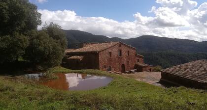 Traditionelles Bauernhaus aus dem 14. Jahrhundert im Naturpark Montseny