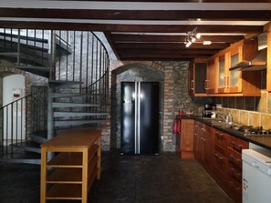 Fridge, microwave, oven, stovetop - Ardboula House - Georgian Farmhouse from the 18th century (Tulla)