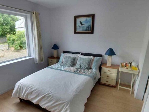 4 bedrooms, iron/ironing board, WiFi, bed sheets