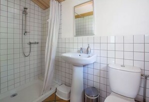 Shower, hair dryer, towels - L'Atelier, a tranquil retreat with pool in its own valley 30 miles from the sea (Montferrer, Occitanie)