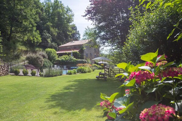 Property grounds - L'Atelier, a tranquil retreat with pool in its own valley 30 miles from the sea (Montferrer, Occitanie)