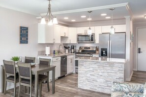 Fridge, microwave, oven, stovetop - Kihei Akahi C-411 - Modern Top to Bottom Remodel, Split-AC, across from Kam II (Kihei)
