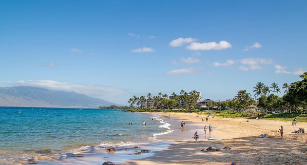 Beach nearby - Kihei Akahi C-411 - Modern Top to Bottom Remodel, Split-AC, across from Kam II (Kihei)