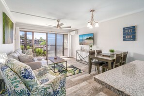 Smart TV - Kihei Akahi C-411 - Modern Top to Bottom Remodel, Split-AC, across from Kam II (Kihei)