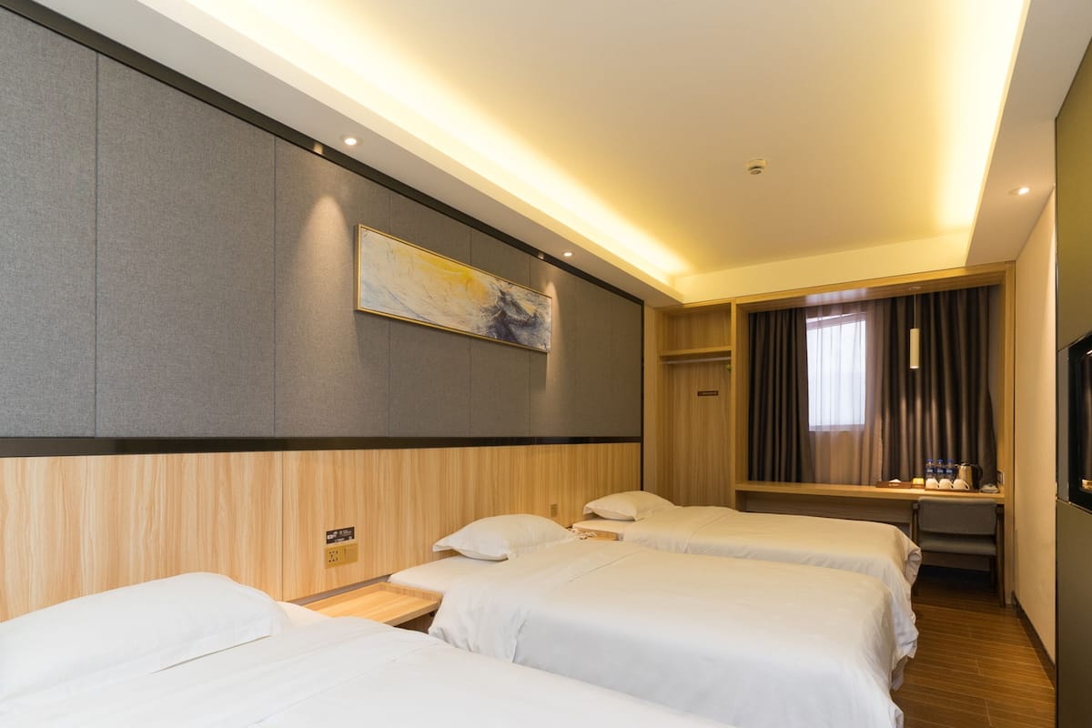 Elite Triple Room, Non Smoking | 1 bedroom, blackout drapes, free WiFi, bed sheets