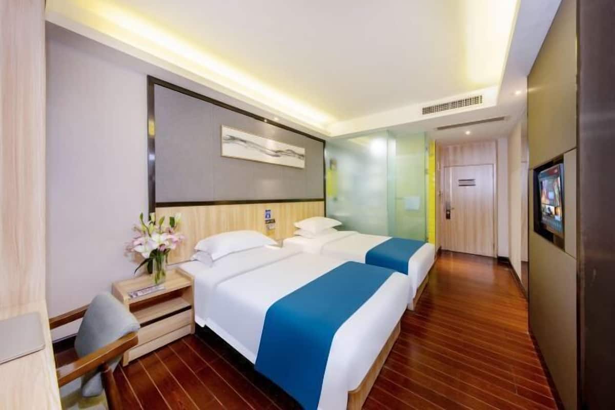 1 bedroom, blackout drapes, free WiFi, bed sheets