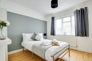 House | 4 bedrooms, individually decorated, iron/ironing board, free WiFi