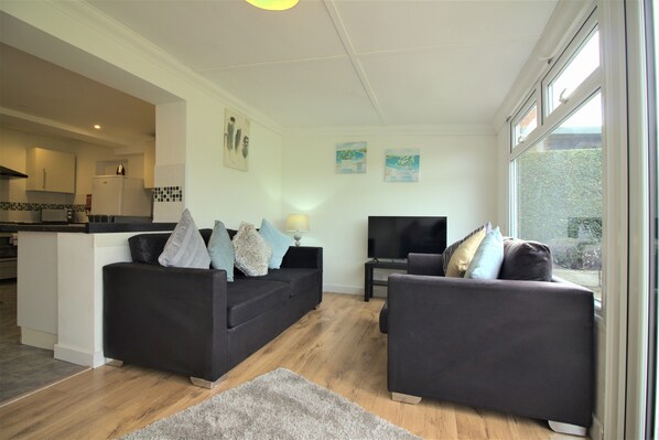 House | Living area | 42-inch flat-screen TV with digital channels, TV