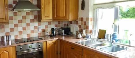 Cottage | Private kitchen | Dishwasher, cookware/dishes/utensils