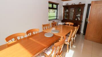 Feriehus | Privat køkken | Opvaskemaskine, køkkentøj/tallerkener/redskaber