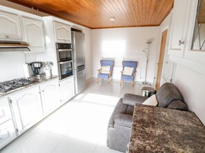 Cottage | Private kitchen | Dishwasher, cookware/dishes/utensils - Aras Iosgan (Carraroe)