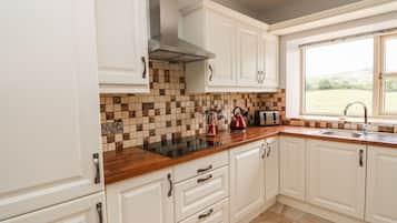 Cottage | Private kitchen | Dishwasher, cookware/dishes/utensils