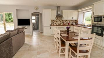 Cottage | Private kitchen | Dishwasher, cookware/dishes/utensils