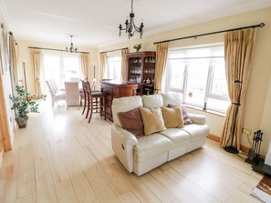 Cottage | Living room - Shraigh Beach (Srah)