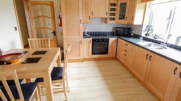 Cottage | Private kitchen | Dishwasher, cookware/dishes/utensils