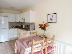 Cottage | Cuisine privée | Réfrigérateur, micro-ondes, batterie de cuisine, vaisselle et ustensiles