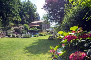 Property grounds - Le Pommier, a tranquil retreat with pool in its own valley 30 miles from the sea (Montferrer, Occitanie)