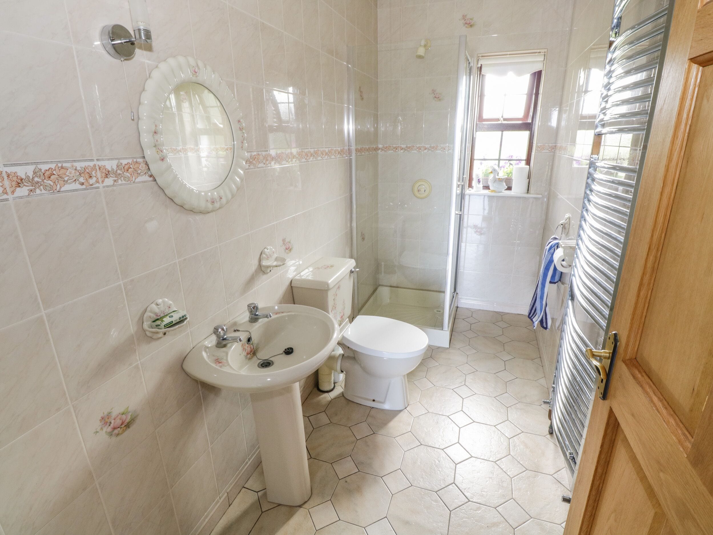 Een badkamer met een wastafel, toilet en douche.