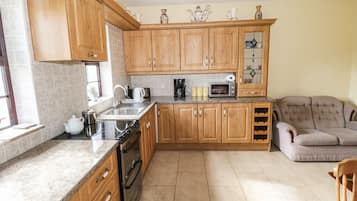 Cottage | Private kitchen | Fridge, microwave, cookware/dishes/utensils