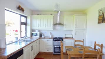 Cottage | Privékeuken | Kookgerei, borden en bestek