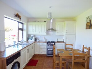 Cottage | Private kitchen | Cookware/dishes/utensils - Nephin View (Bofeenaun)
