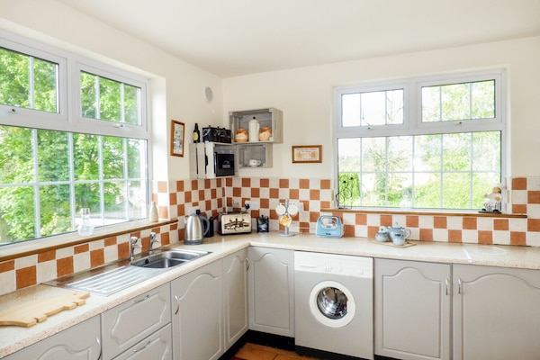 Cottage | Private kitchen | Stovetop, cookware/dishes/utensils
