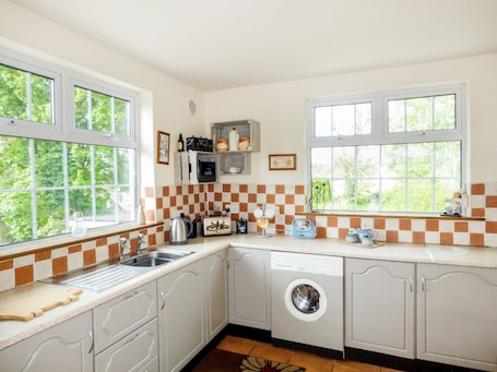 Cottage | Private kitchen. Berrylane