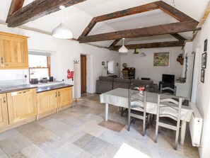 Cottage | Private kitchen | Dishwasher, cookware/dishes/utensils