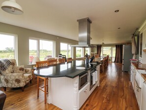 Cottage | Private kitchen | Dishwasher, cookware/dishes/utensils - Sanderling Lodge (Tacumshane)