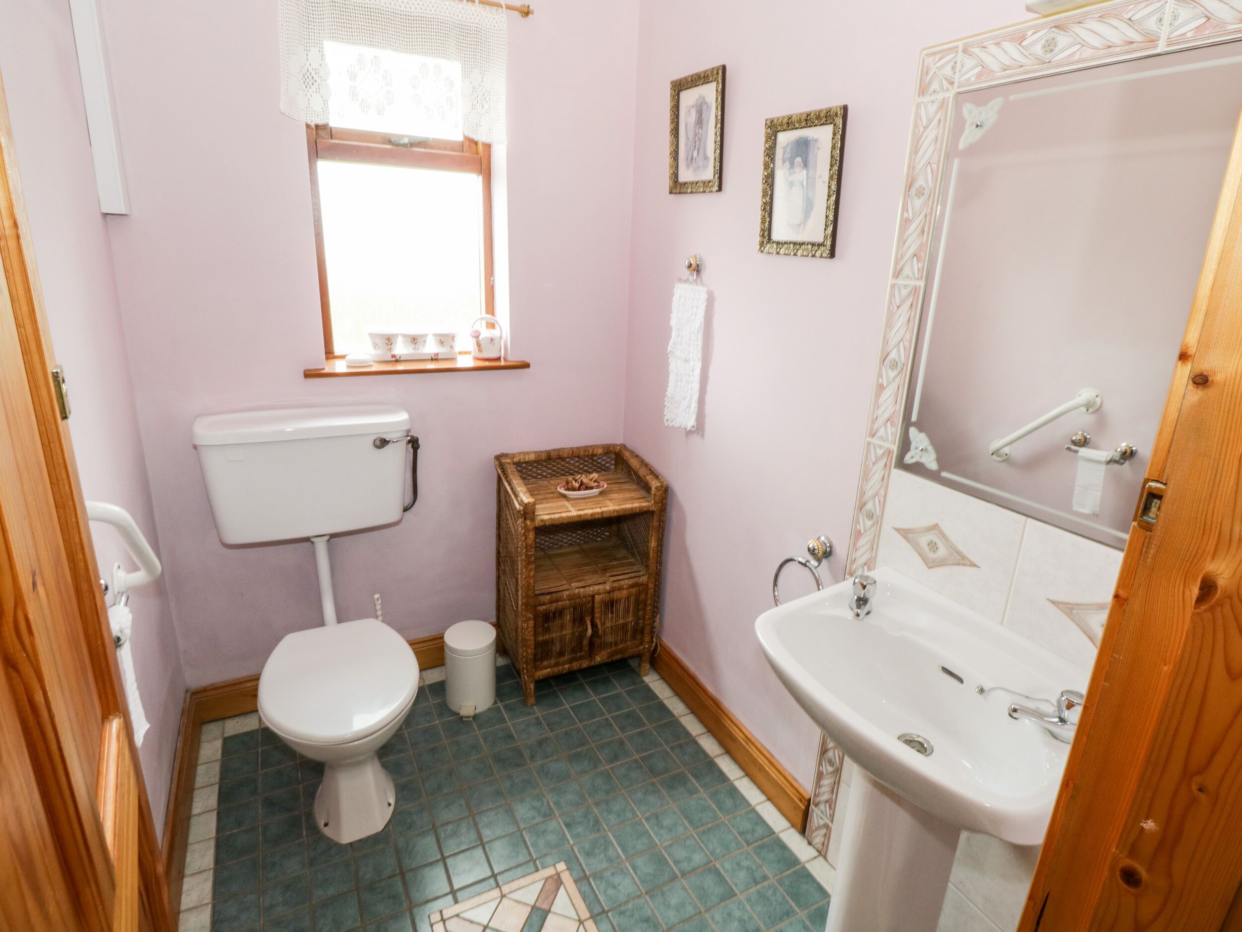 Un baño pequeño con inodoro, lavamanos y ventana.