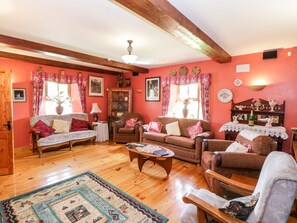 Cottage | Living area | Fireplace