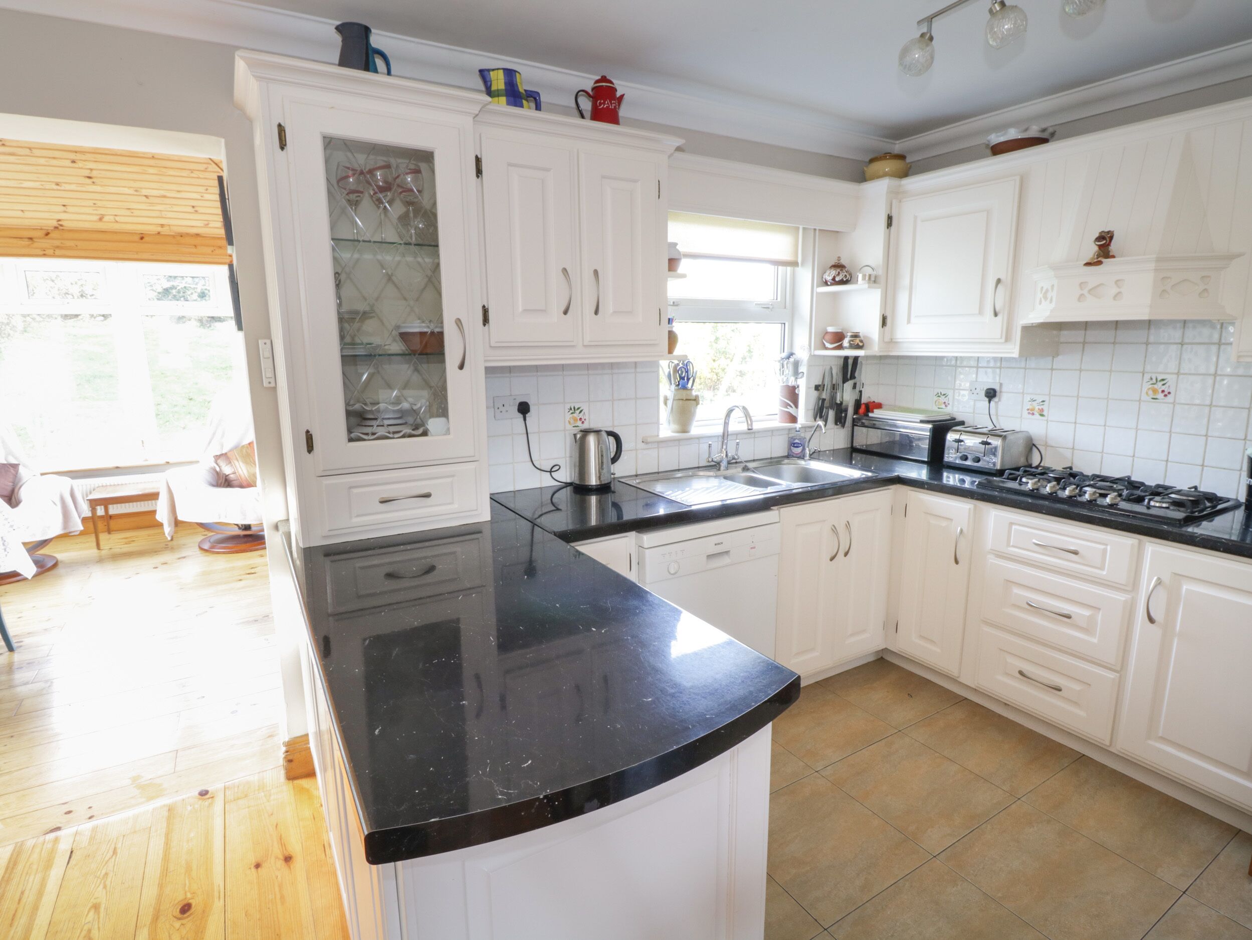Cottage | Private kitchen | Dishwasher, cookware/dishes/utensils