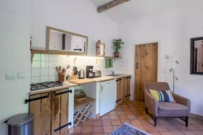 Fridge, stovetop, coffee/tea maker, electric kettle - El Casot, a tranquil retreat with pool in its own valley 30 miles from the sea (Montferrer, Occitanie)