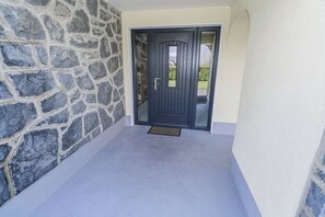 Cottage | Exterior detail - Castle View (Carrowmoreknock)