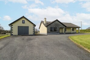 Cottage | Exterior - Castle View (Carrowmoreknock)