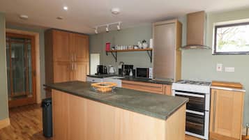 Casa de campo | Cocina privada | Microondas, lavavajillas, periquera y utensilios de cocina