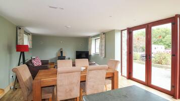 Cottage | Dining