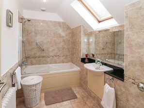 Cottage | Bathroom | Shower - Ring of Kerry Golf Club Cottage (Kenmare)