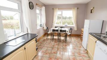 Casa de campo | Cozinha privada | Geladeira, micro-ondas, fogão, cooktop