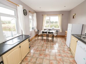 Cottage | Private kitchen | Fridge, microwave, oven, stovetop - Achill View (Gubnahardia)