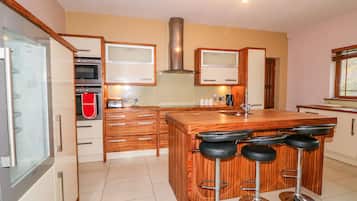 Cottage | Private kitchen | Dishwasher, cookware/dishes/utensils