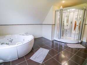 كوخ | حمام | تجهيزات دش، مراحيض شطف